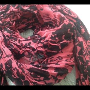 💥4 for $20💥 Never Used Limited Floral Scarf